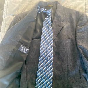 Austin Reed London tailored Mens suit charcoal gray with light pinstriping w tie